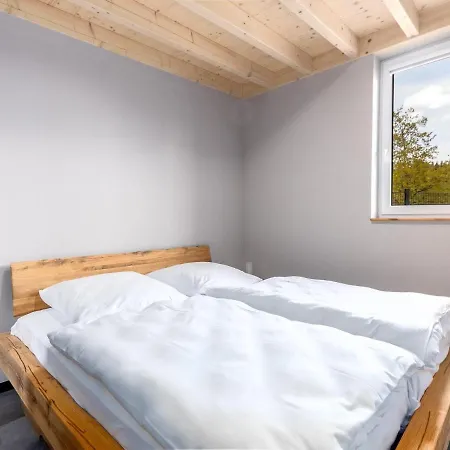 Lakeside Comfort In Hallschlag