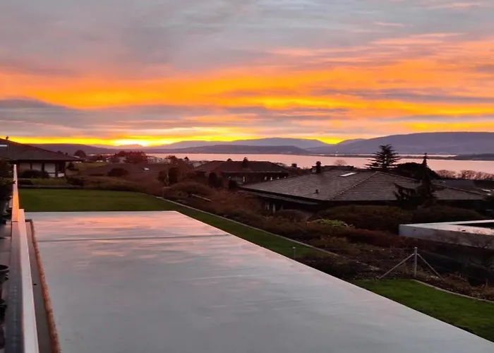 Lakeside Comfort In Casa de Férias *